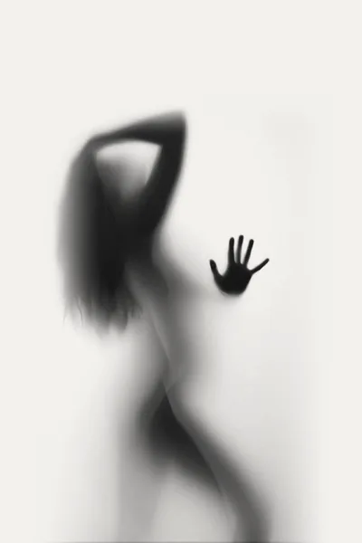 Silhouette einer Frau hinter Milchglas