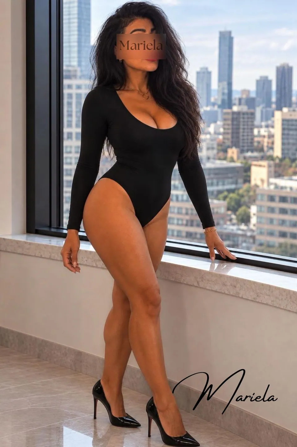 Mariela im schwarzen Body und High Heels an einem Fenster mit Blick über die Stadt