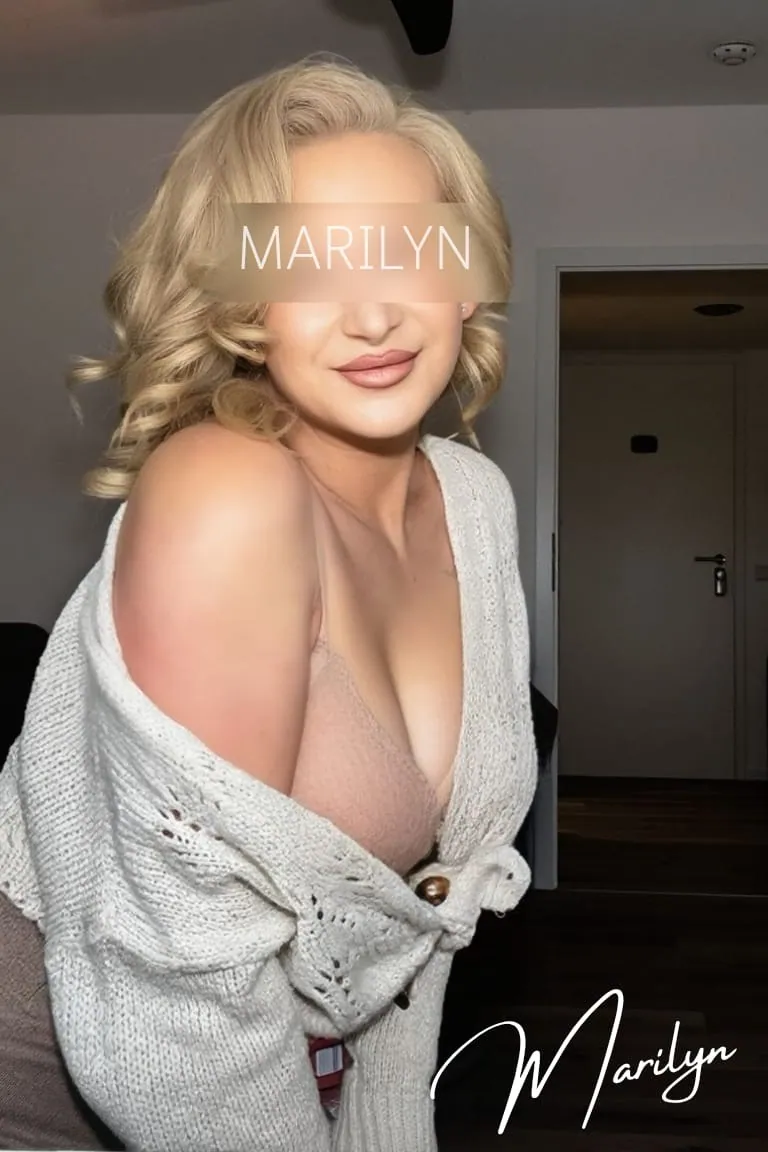 Marilyn mit über die Schulter gerutschter cremefarbener Strickjacke, Nahaufnahme