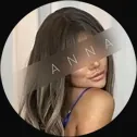 Anna mit langen dunklen Haaren in blauen Dessous, Blick über die Schulter