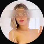 Kleines Porträt von Lorena mit langen blonden Haaren, oben ohne vor weißen Fliesen