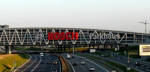 Parkhaus mit Bosch-Schriftzug über der Autobahn an der Messe Stuttgart