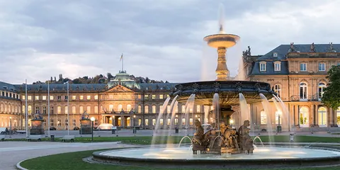 Springbrunnen vor einem Barockschloss in Stuttgart in der Abenddämmerung