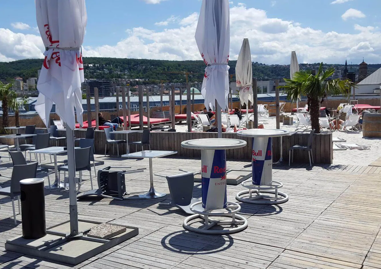 Dachterrasse der Sky Beach in Stuttgart mit Stehtischen, Sonnenschirmen und Blick über die Stadt