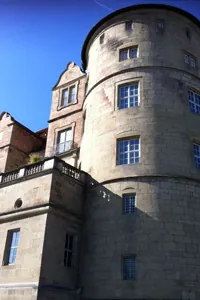 Runder Eckturm des Alten Schlosses in Stuttgart vor blauem Himmel