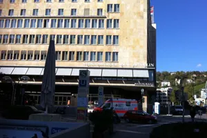 Sandsteinfassade des Hotels Steigenberger Graf Zeppelin in Stuttgart mit U-Bahn-Schild