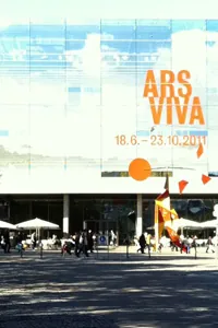 Glaskubus des Kunstmuseums Stuttgart mit Ausstellungsplakat „Ars Viva“ und Café-Terrasse