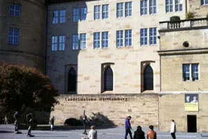 Fassade des Alten Schlosses mit dem Schriftzug „Landesmuseum Württemberg“ und Besuchern