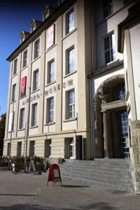 Eingang des Linden-Museums in Stuttgart mit Freitreppe und Sandsteinfassade