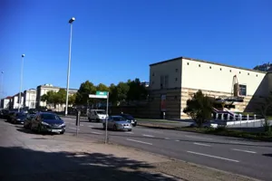 Gebäude der Staatsgalerie Stuttgart an einer breiten Straße bei blauem Himmel