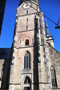 Turm der Stiftskirche in Stuttgart von unten gesehen vor blauem Himmel